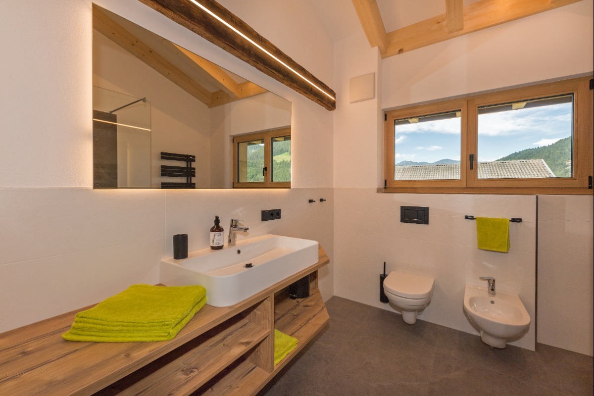 Geräumiges Badezimmer mit Regendusche