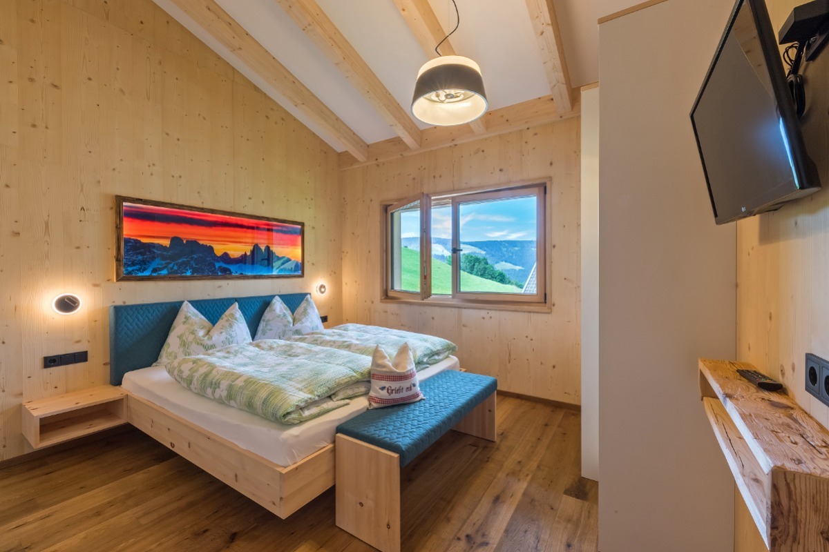 Schlafzimmer mit Zirmbett