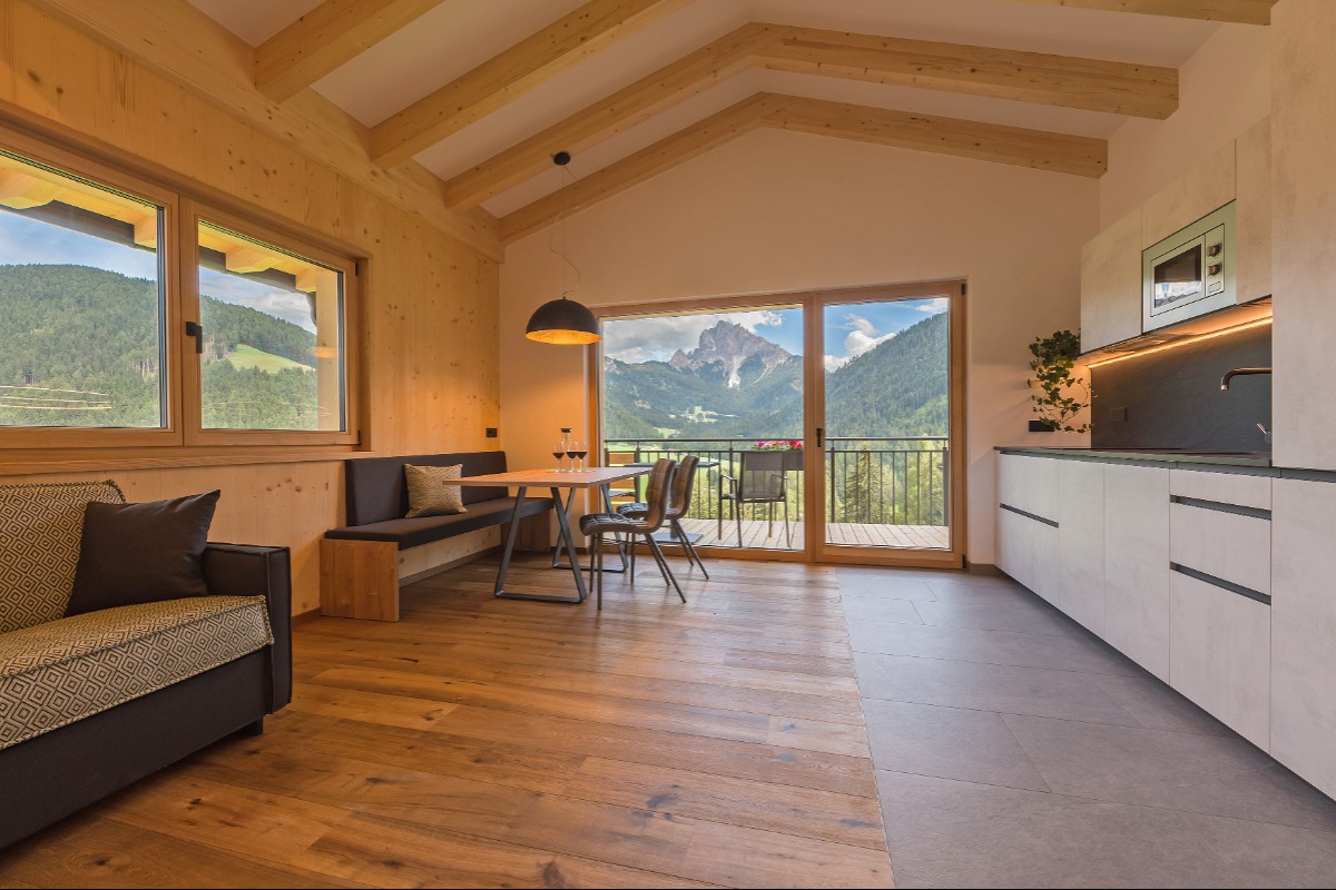 Große Wohnküche mit Schlafcouch