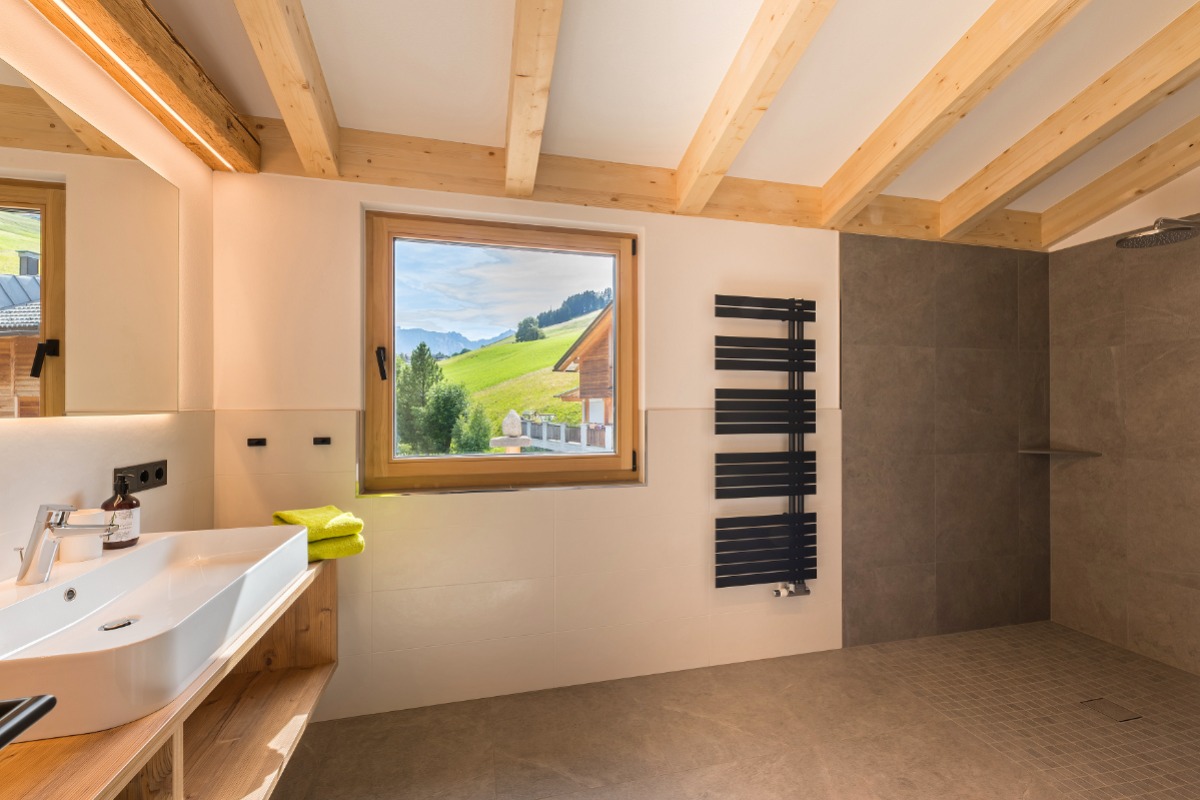 Badezimmer mit Regendusche