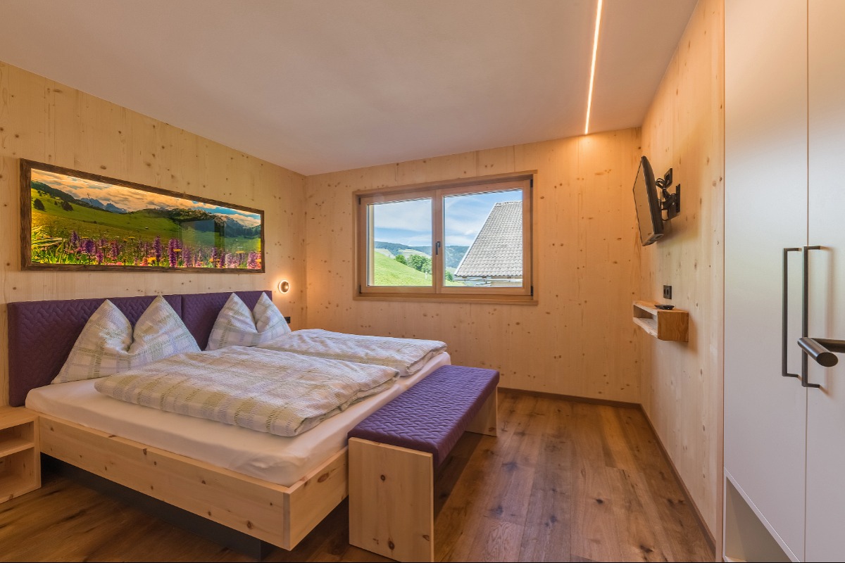 Schlafzimmer mit Zirmbett