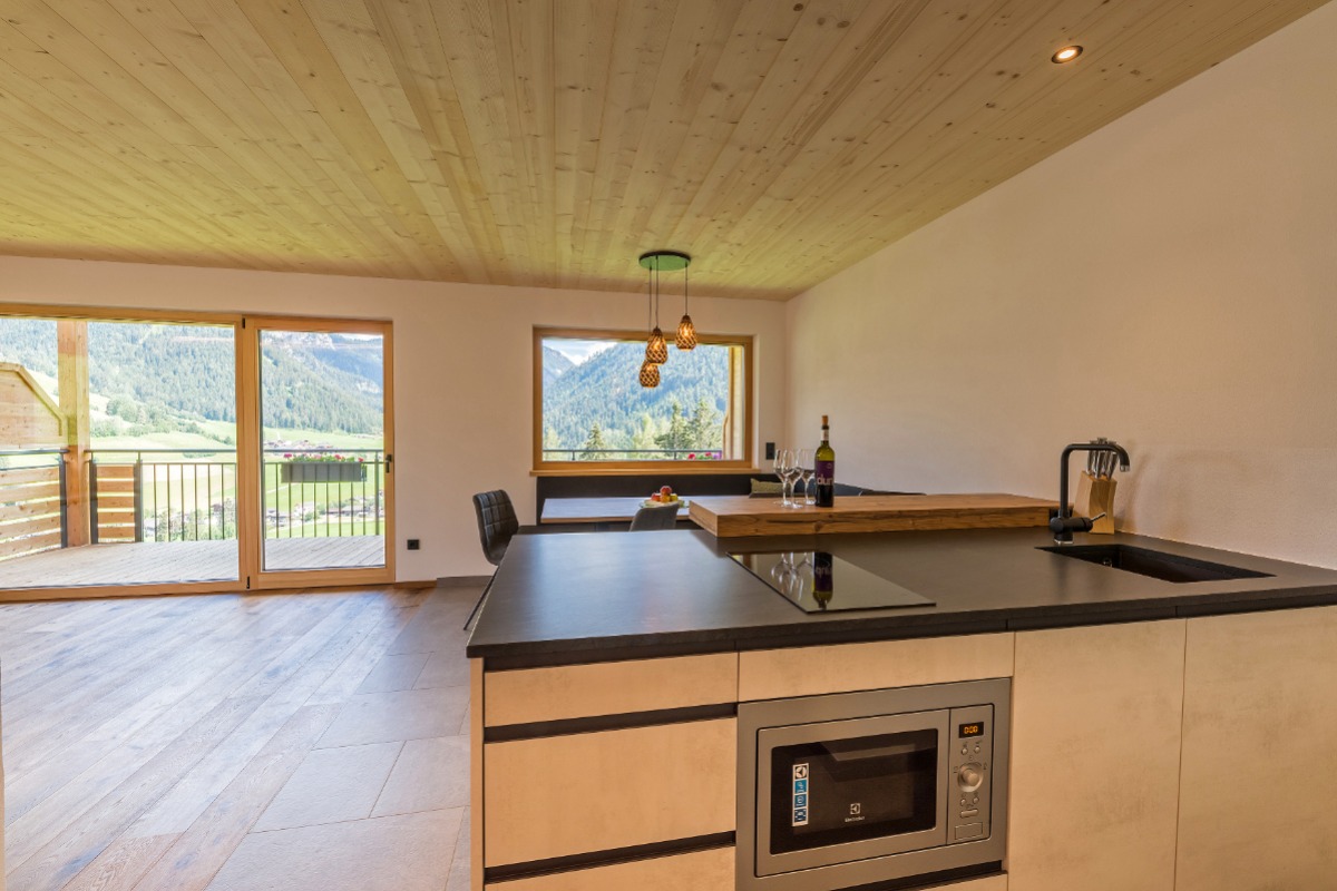 Küchenblock mit Esstisch