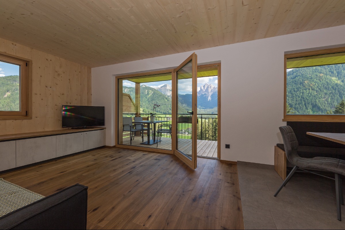 Wohnbereich mit Aussicht und Balkon