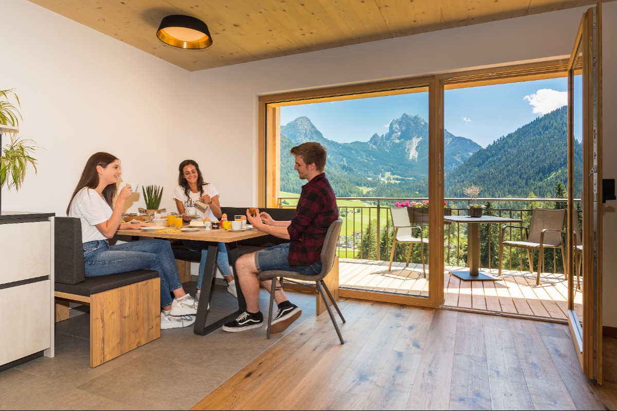 Große Glasfront mit Balkon